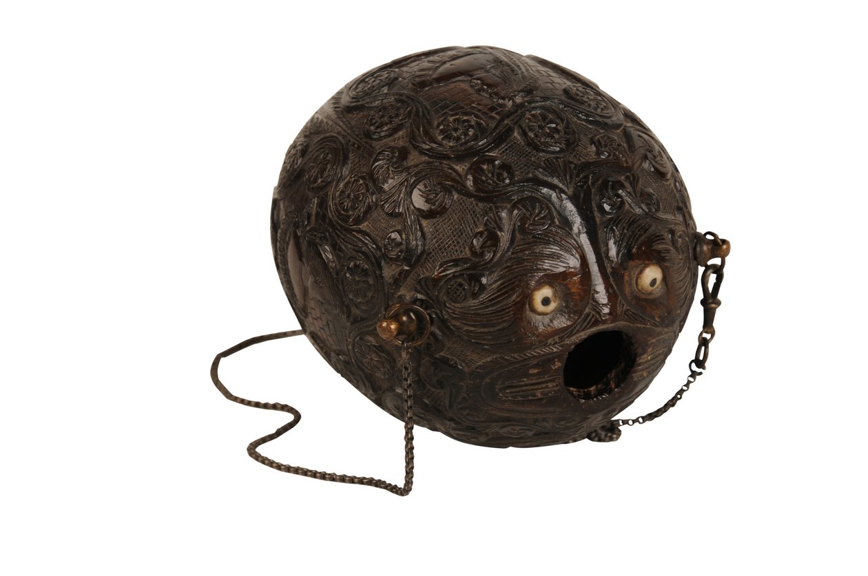 Bugbear do frasco de pó de coco esculpido, colonial espanhol, c.1800 (coco) de Spanish School