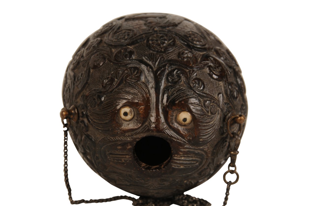 Balão de coco esculpido em pó de coco, Colonial espanhol, início do século XIX (coco) de Spanish School