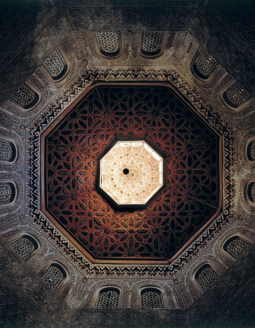 Tecto da Madrasa de Granada, Espanha, construído em 1349 (foto) de Spanish School