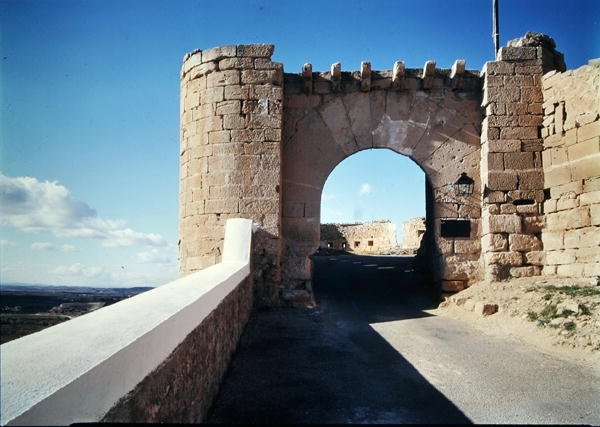 Porta de entrada para o castelo com ameias de Spanish School