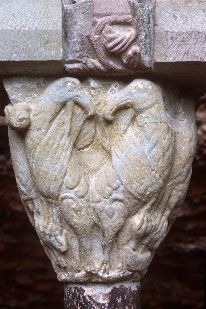 Detalhe de uma capital de arcada com escultura de dois pássaros (foto) de Spanish School
