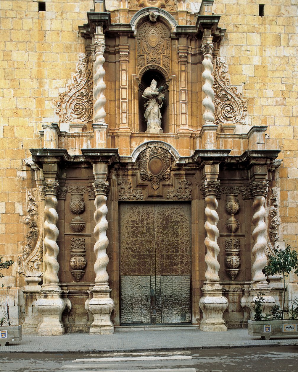 Detalhe da fachada da Igreja de San Bartolome, Benicarlo, Espanha, construída no século XVIII (foto) de Spanish School