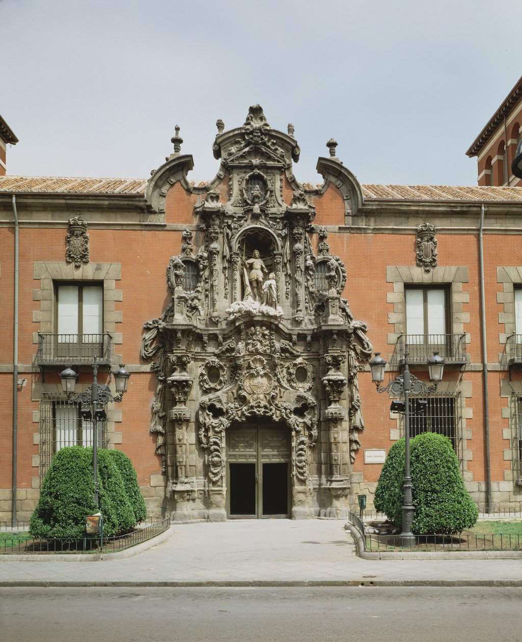 Fachada de entrada mostrando a entrada projetada por Pedro Domingo de Ribera (1681-1742) c.1722 de Spanish School