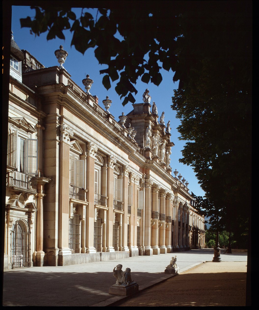 Fachada do Palácio Real da Granja de San Ildefonso, residência de verão dos reis de Espanha de Spanish School