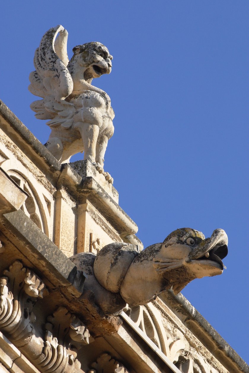 Gárgula e acroteria, detalhe do exterior de Spanish School