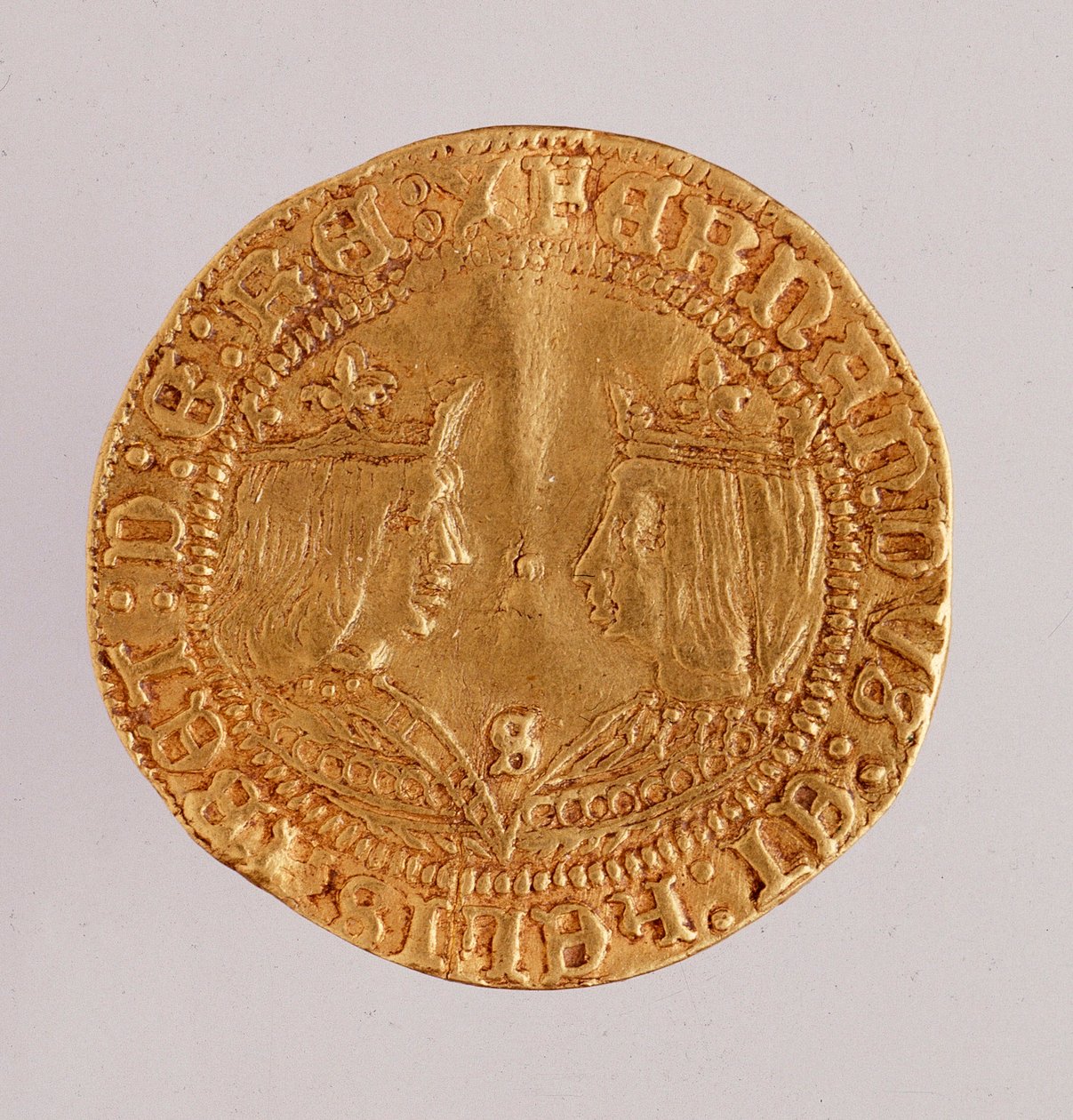 Moeda de ouro da Espanha: reinado dos reis católicos Ferdinando e Isabel (Fernando II de Aragão e Isabel I de Castela). 1474-1516 Diam. 2,7 cm Nápoles, museo archeologico de Spanish School
