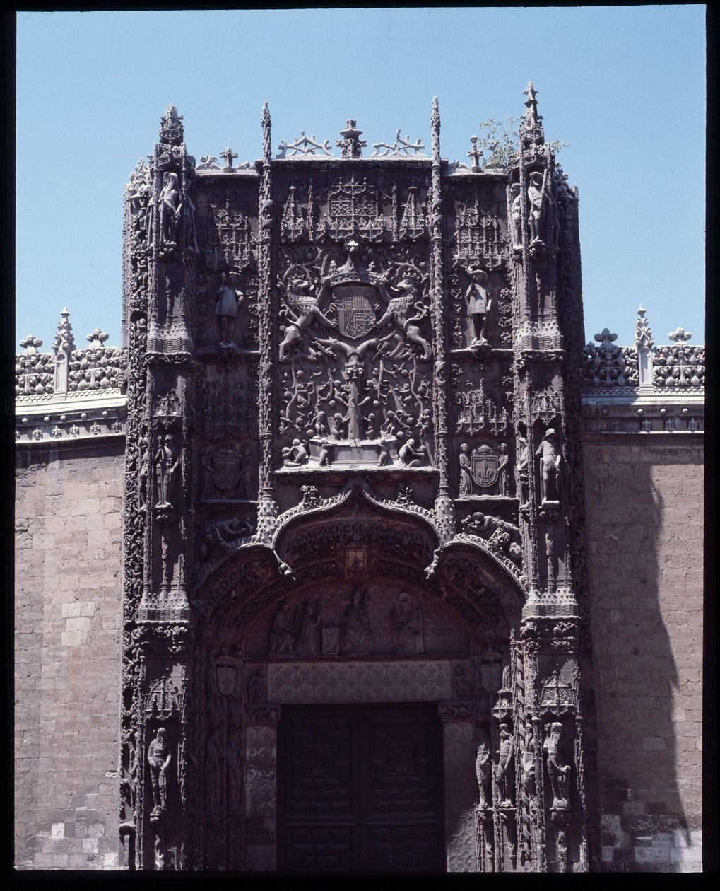Arte Gótica Isabelin: fachada do Colégio Santo Gregoire (San Gregorio) 1488-1496 Valladolid, Espanha (Arte Gótica: vista da fachada do Colégio (Colegio de San Gregorio) Valladolid Espanha) de Spanish School