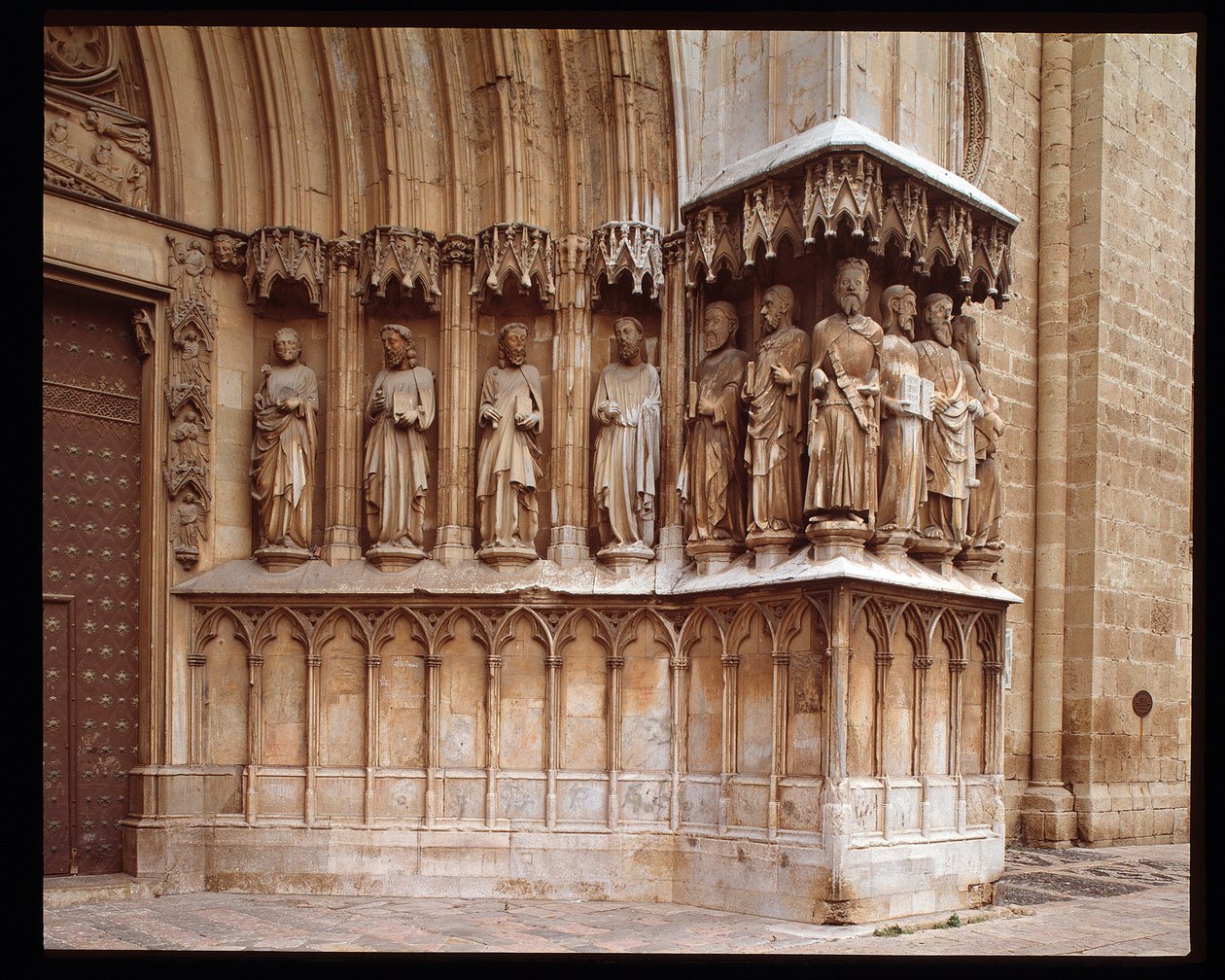 Arte Gótica: detalhe do portal central da Catedral de São Teteo em Tarragona de Spanish School