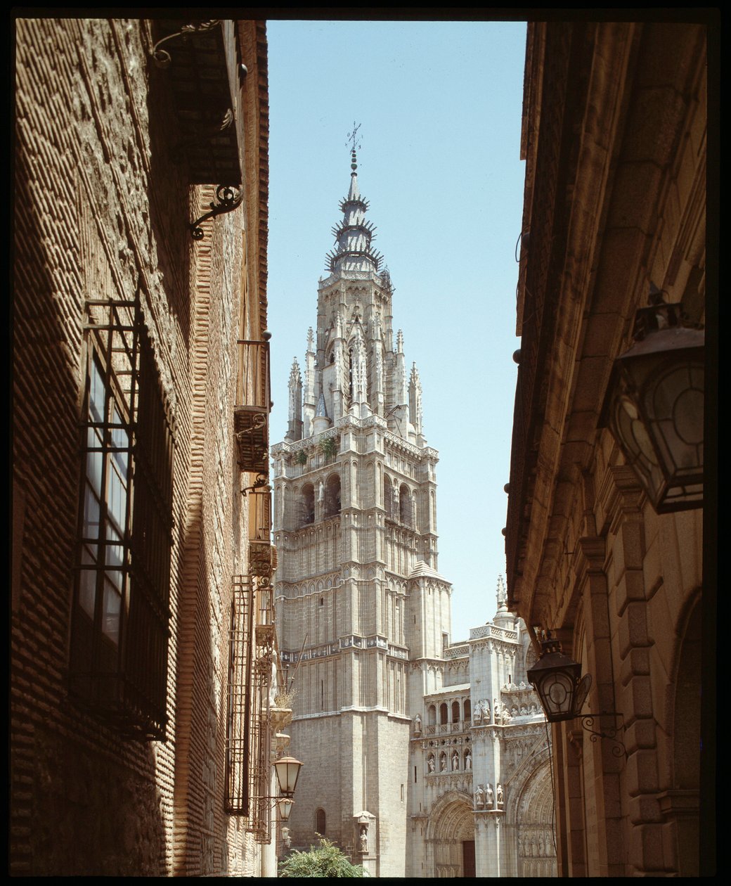 Arte Gótica: vista da Catedral de Santa Maria dos séculos XIII-XVIII Toledo, Espanha (Vista da torre sineira da catedral de Santa Maria de Spanish School