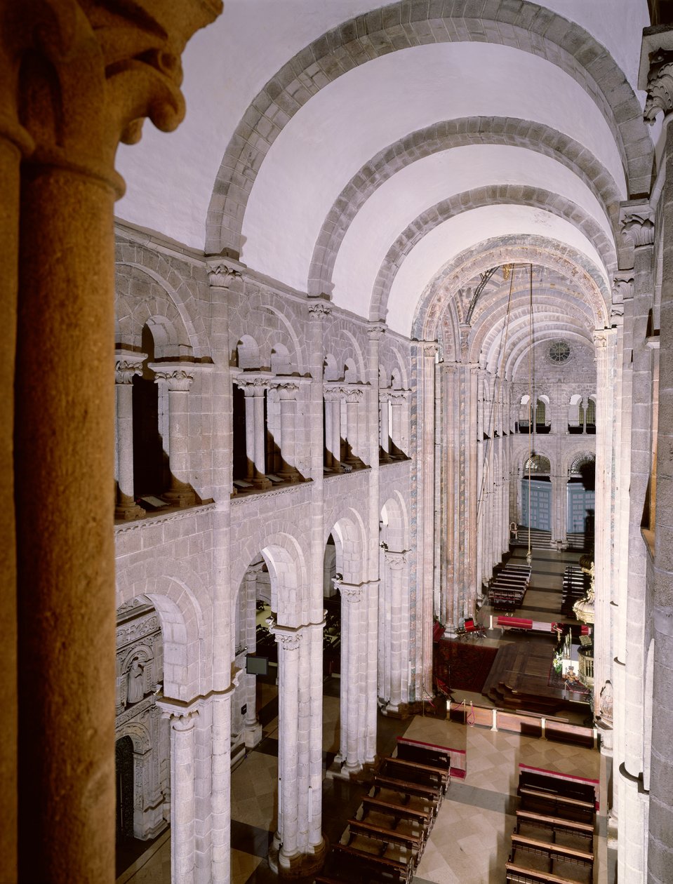 Interior da catedral começou em 1078 de Spanish School