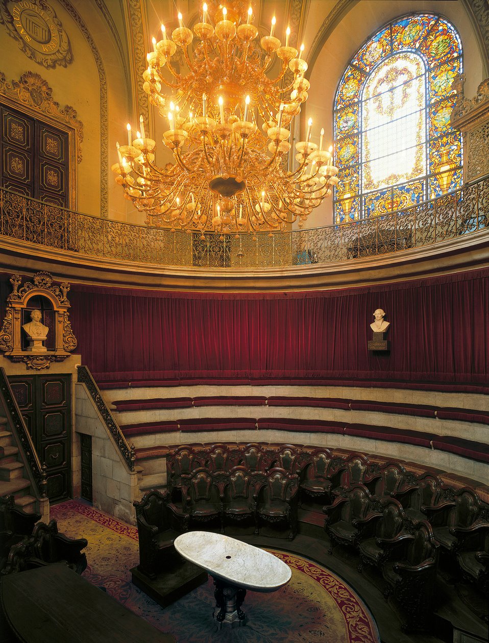 Vista interior do anfiteatro da Real Academia de Medicina, antiga faculdade de cirurgia fundada em 1699, Barcelona, Espanha (foto) de Spanish School
