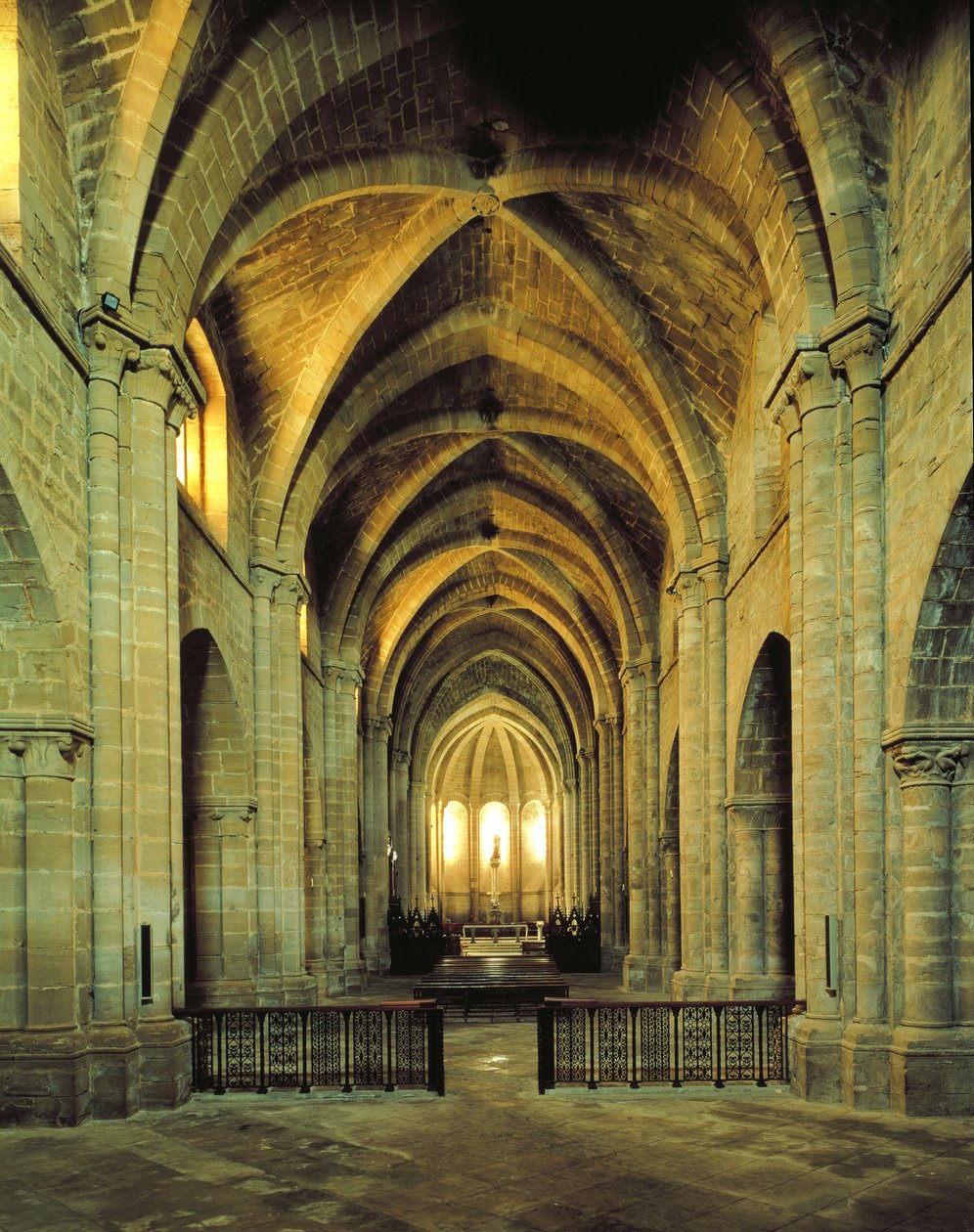 Vista interior da igreja, fundada em 1150 de Spanish School
