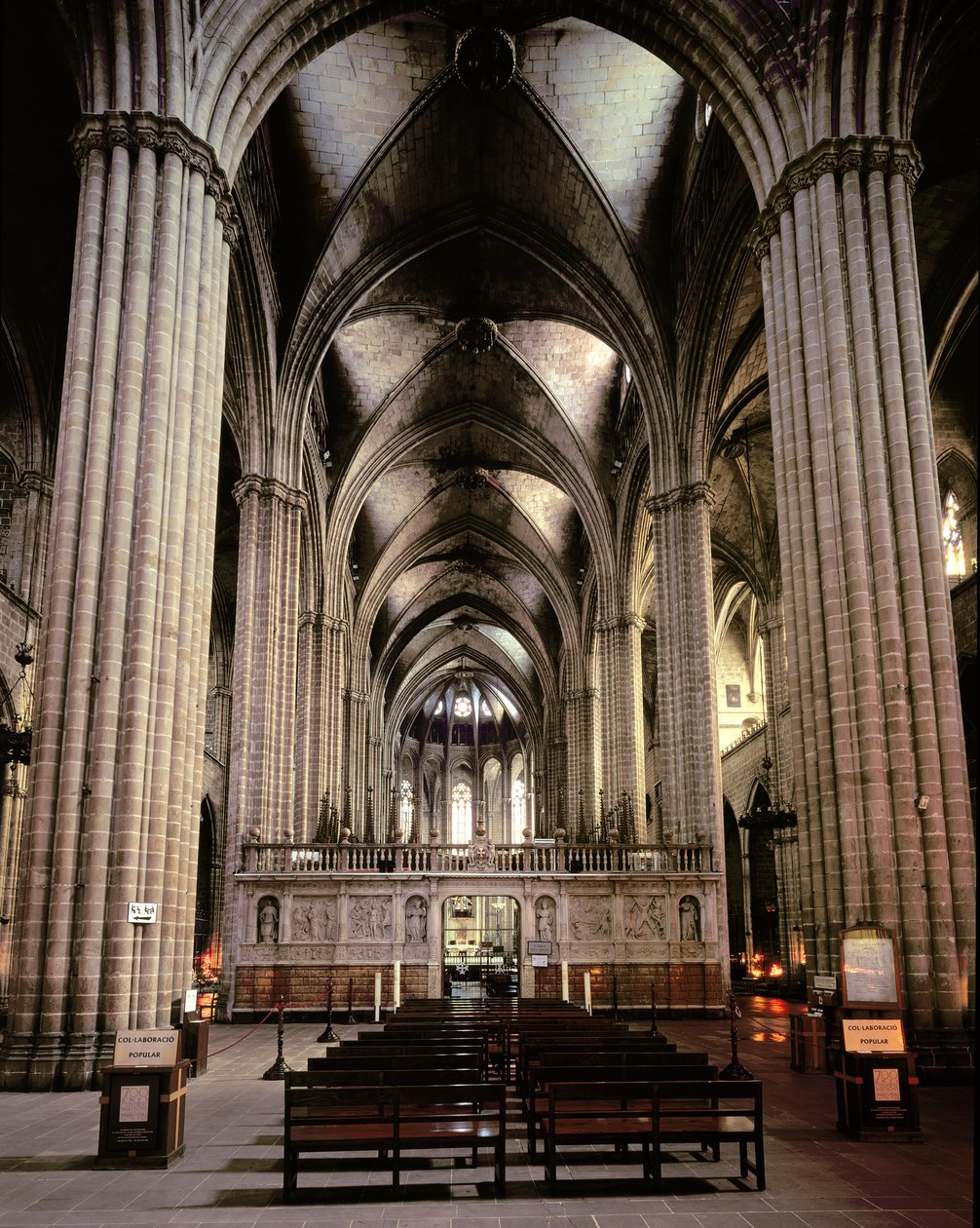 Vista interior da nave, iniciada em 1298 de Spanish School