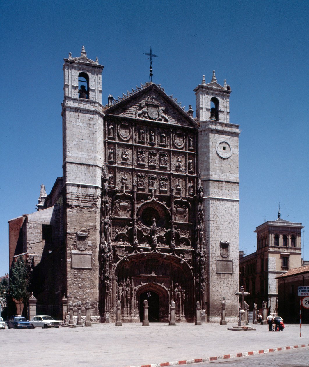 Isabelin Gothic Art: Vista da Igreja Conventual de São Paulo (São Paulo) (Iglesia conventual de São Paulo) 1445-1616 de Valladolid (Vista da igreja isabelina gótico-plateresca de São Paulo em Valladolid, Espanha) de Spanish School