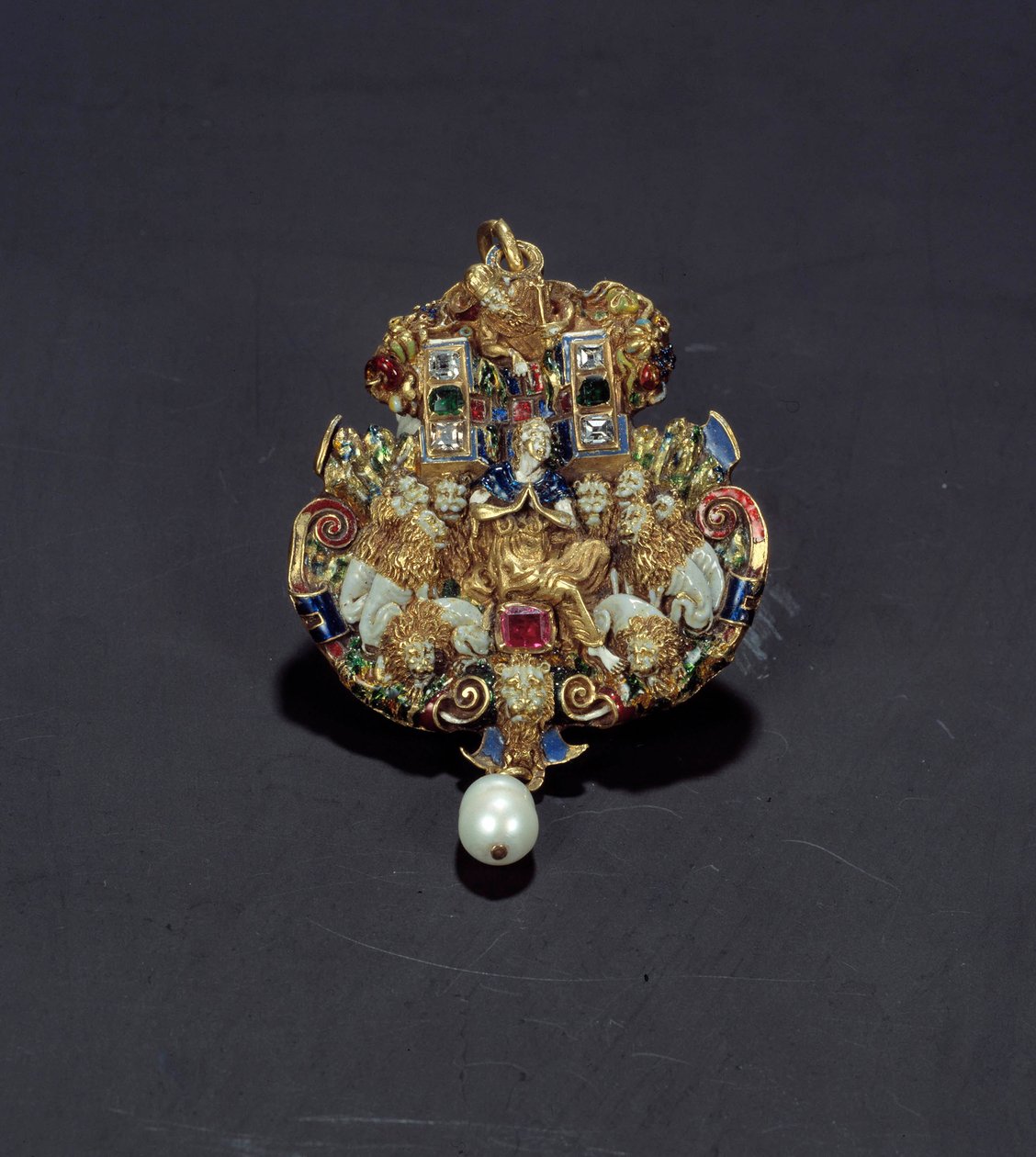 Joalharia: pingente de diamantes, esmalte em ouro redondo, esmeralda e pérola representando Daniel no poço do leão. 1550-1600. De Espanha. Paris, Museu do Louvre. de Spanish School