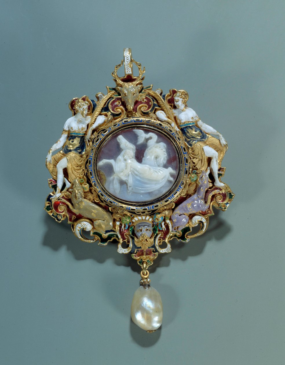 Jóias: pingente de esmalte em ouro redondo com um camiseta. 1550-1575. Dim. 0,12x0,72 m. Paris, Museu do Louvre de Spanish School