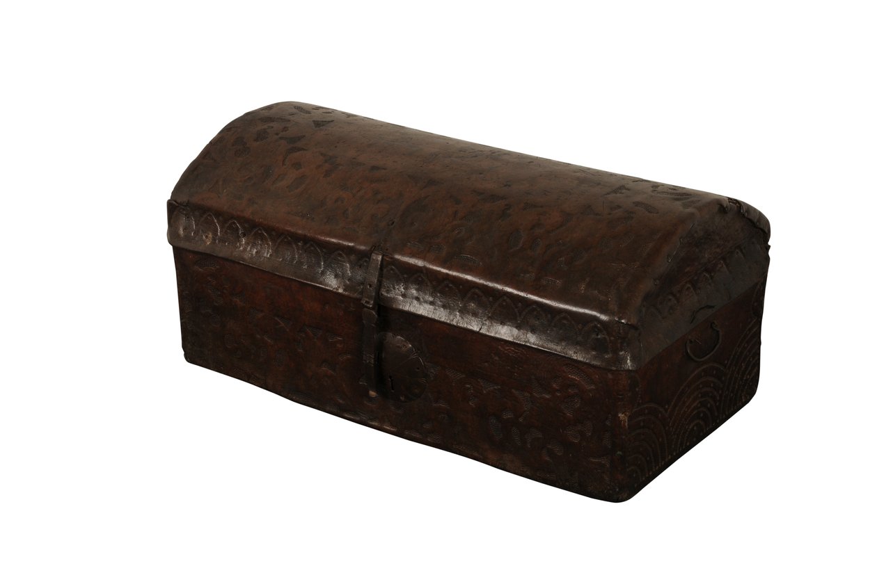 Peito em abóbada coberta de couro, Espanha, c.1700 (choupo) de Spanish School