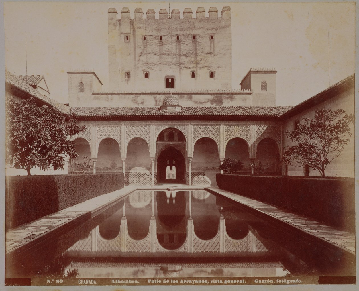 Pátio dos Arrayanes, Alhambra, c.1875-80 (foto sépia) de Spanish School