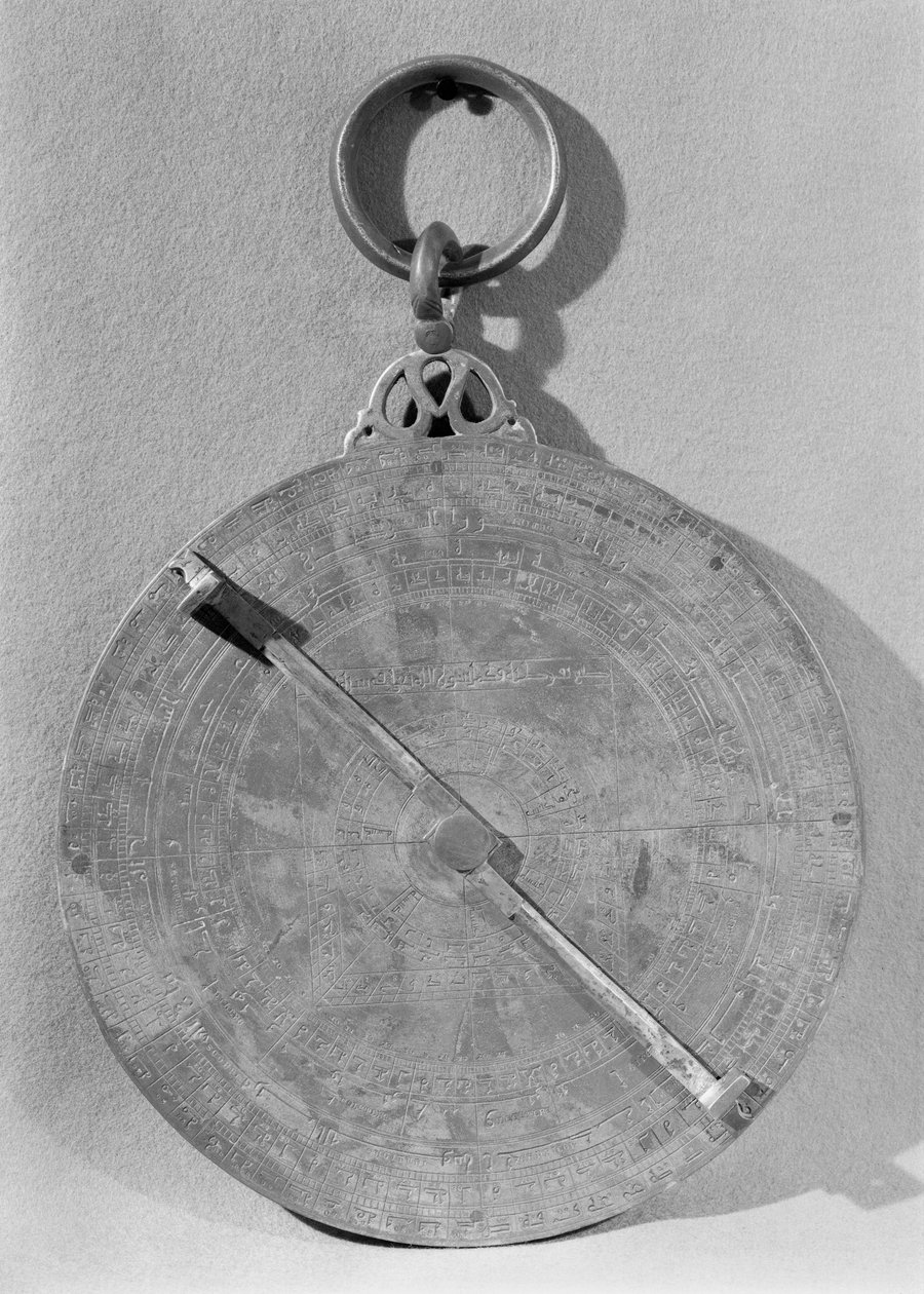 Reverso de um astrolábio mouro, de Córdoba, 1054 (metal) de Spanish School