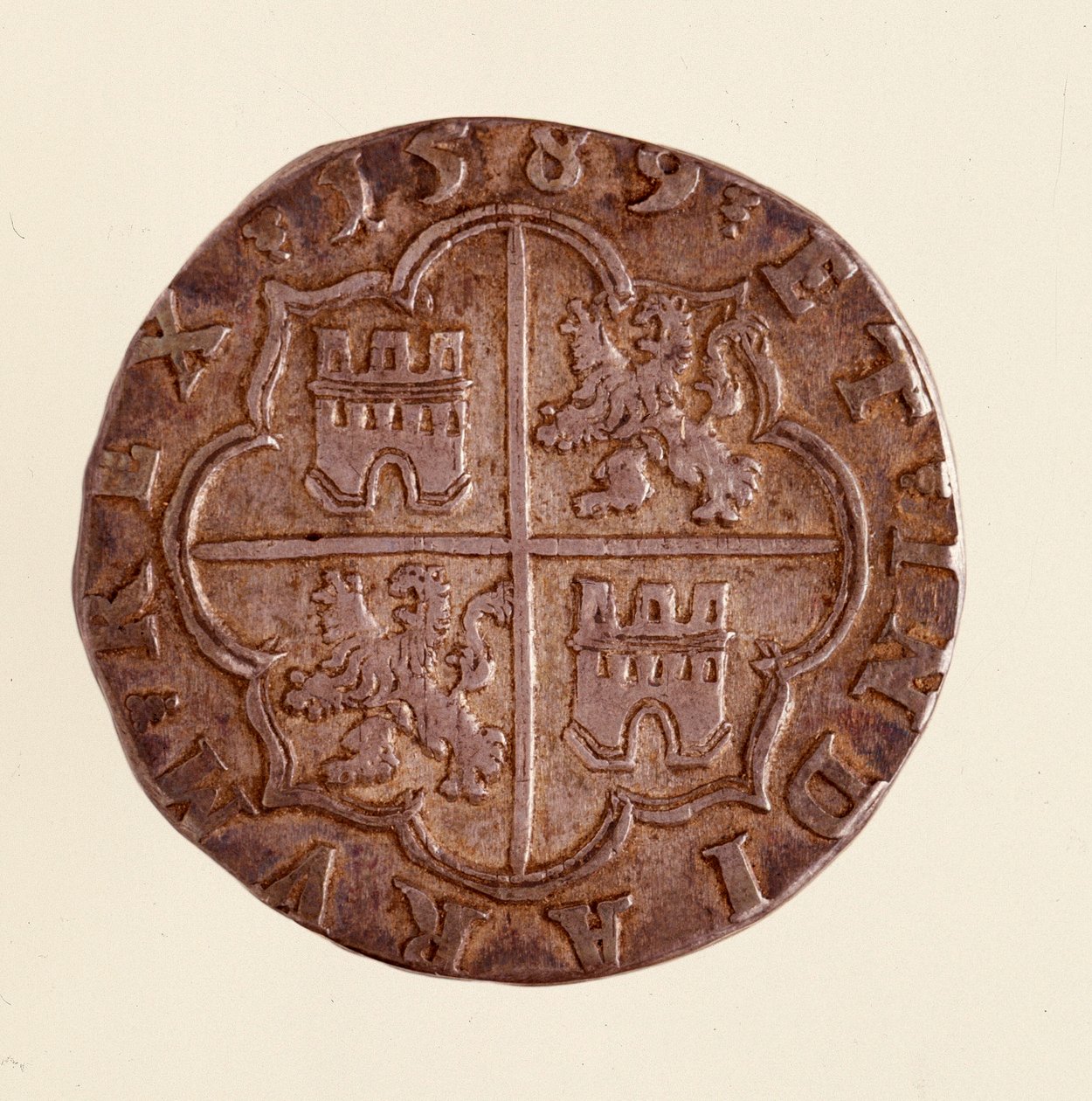 Moeda de prata (8 reais) de Espanha: reinado de Filipe (Filippo ou Philippe) II (1556-1598). 1589 Diam. 3,5 cm Nápoles, museo archeologico de Spanish School