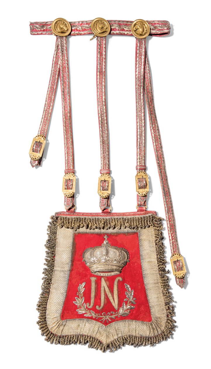O sabretache de Joseph-Napoleon Bonaparte, rei da Espanha, antes de 1813 (couro marroquino vermelho com bordados a ouro e montagens de latão dourado) de Spanish School