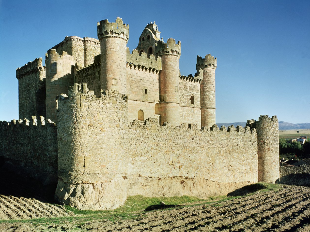 O castelo, originalmente fundado no século 10 por Fernan Gonzalez de Spanish School