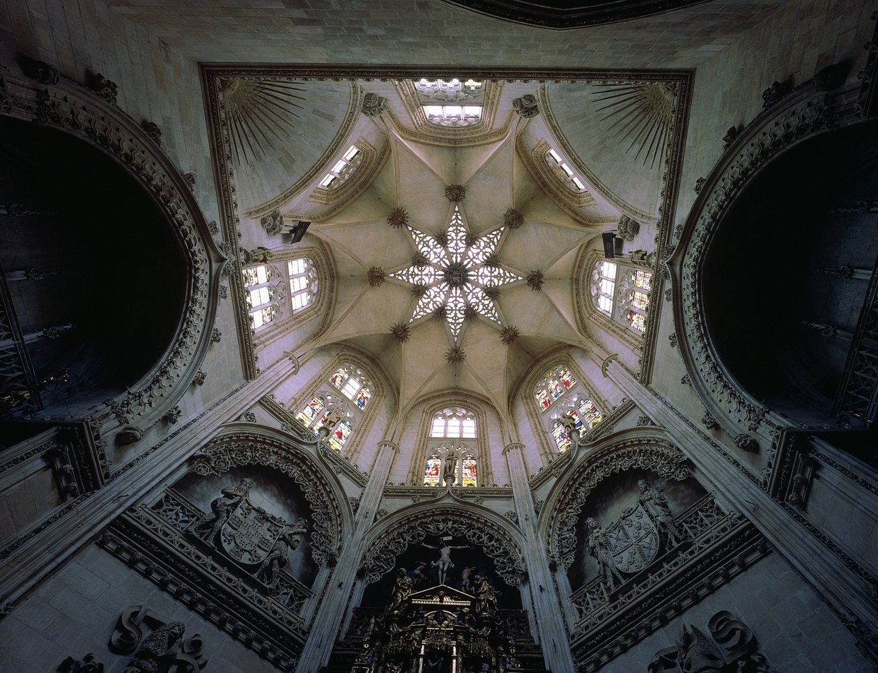 O teto da Capilla del Condestable, final do século 15 de Spanish School