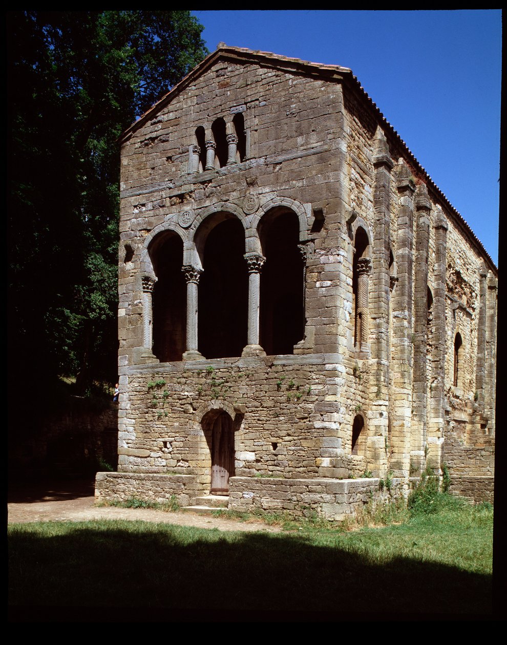 Vista da igreja de Santa Maria de Spanish School