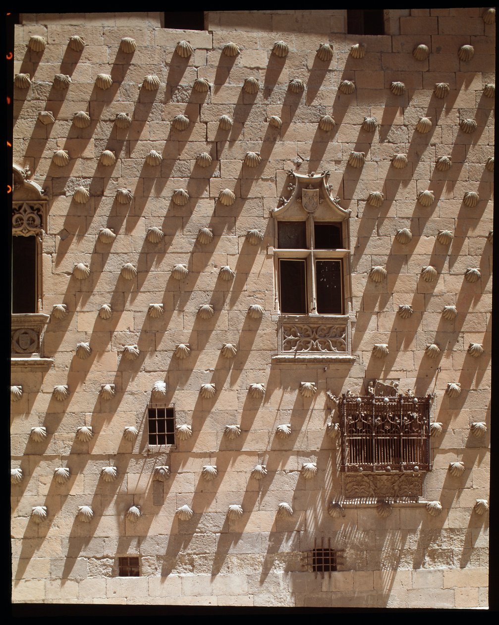 Vista da fachada gótica (1493-1517) de Spanish School