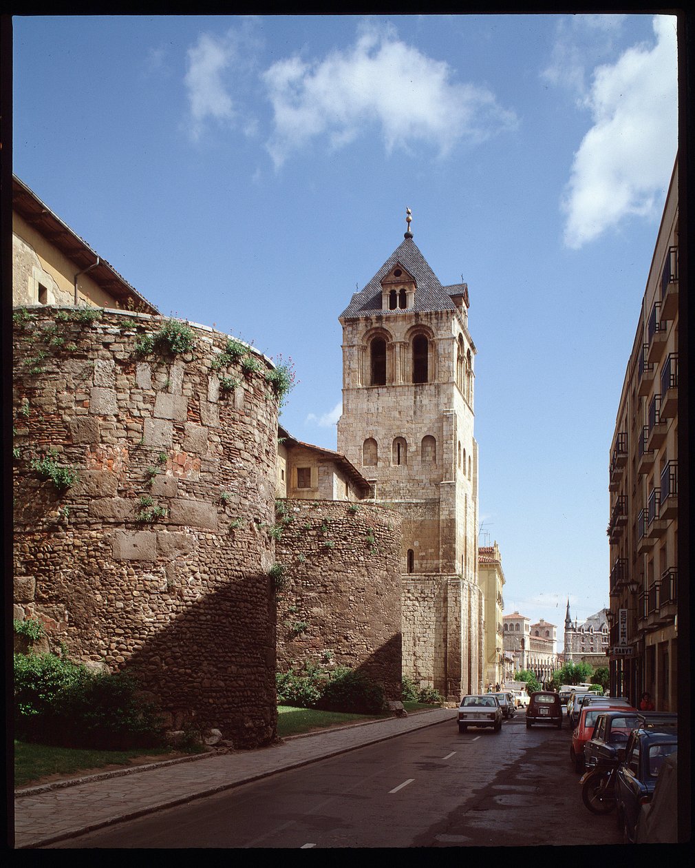 Vista da Basílica e das paredes romanas de Spanish School