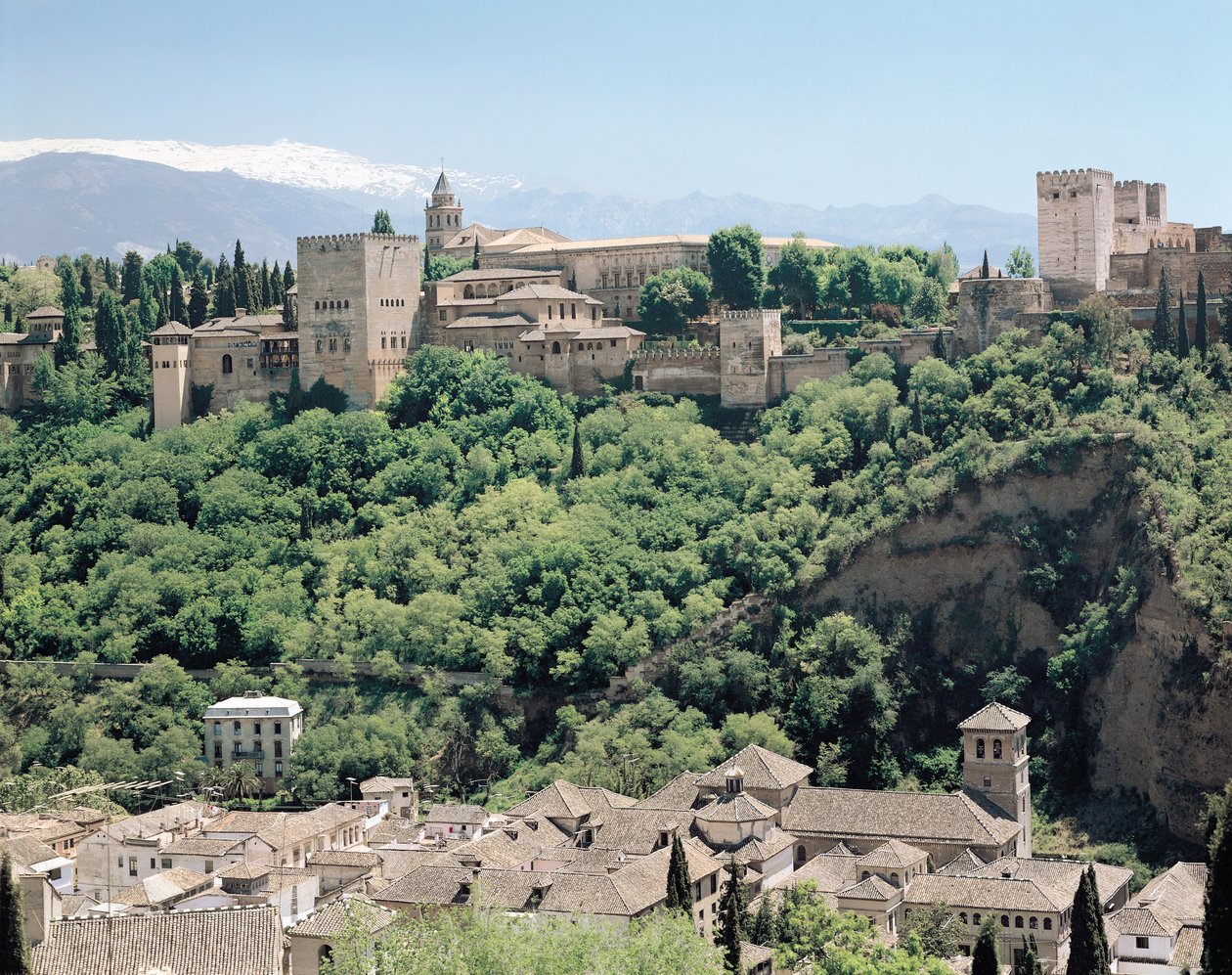 Vista do Palácio da Alhambra do nordeste, do século 14 ao 16 de Spanish School