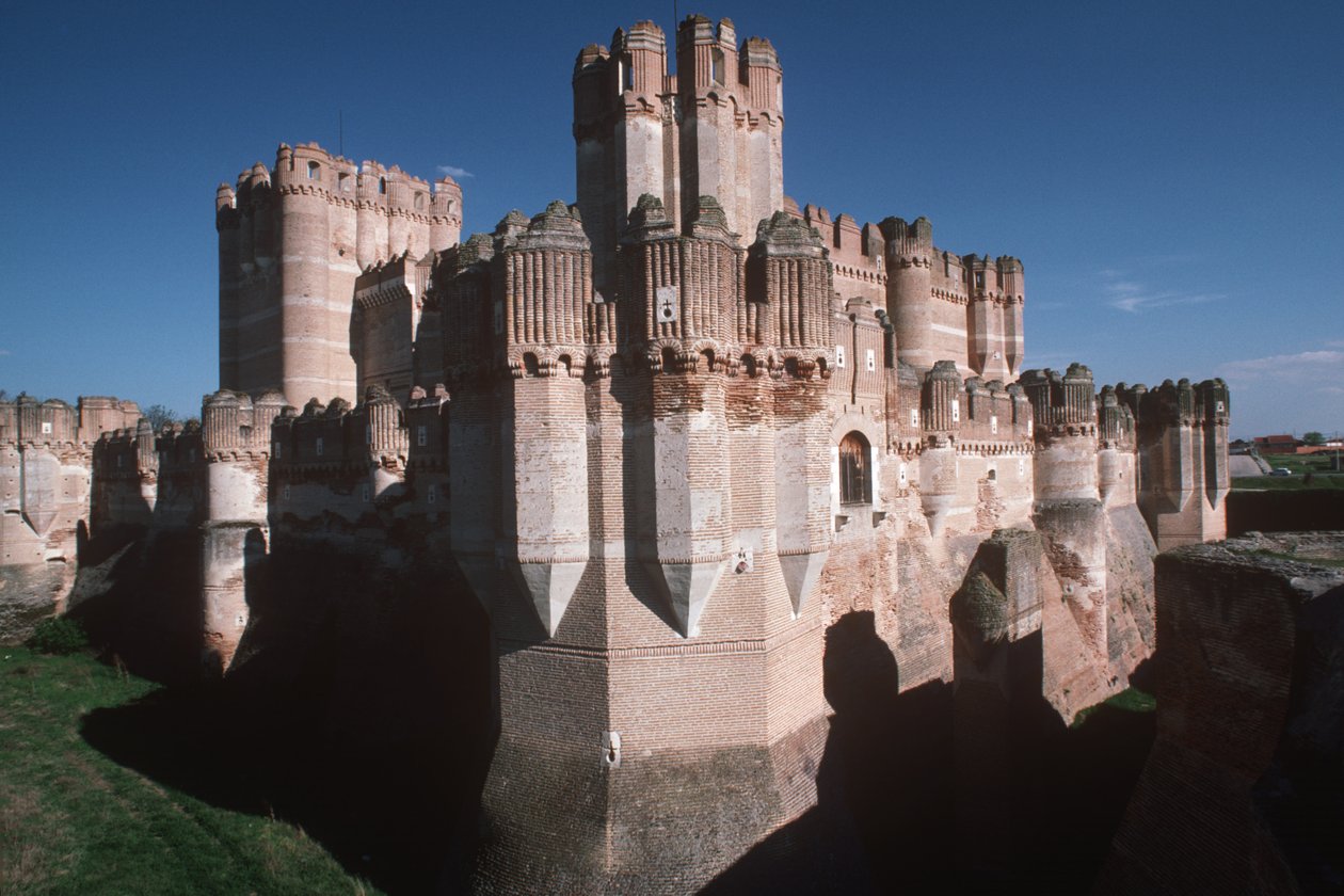 Vista do castelo, construído c.1453 de Spanish School
