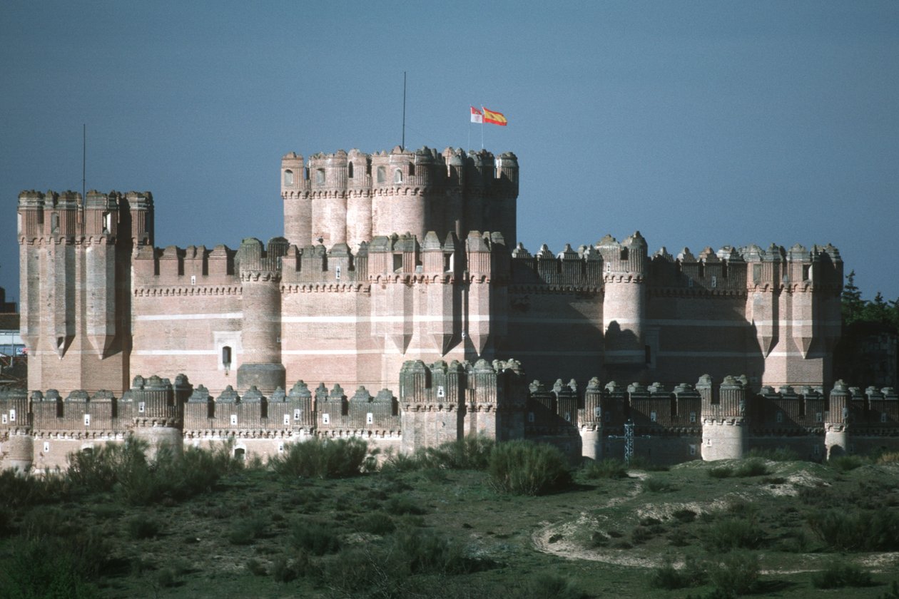 Vista do castelo, construído c.1453 de Spanish School