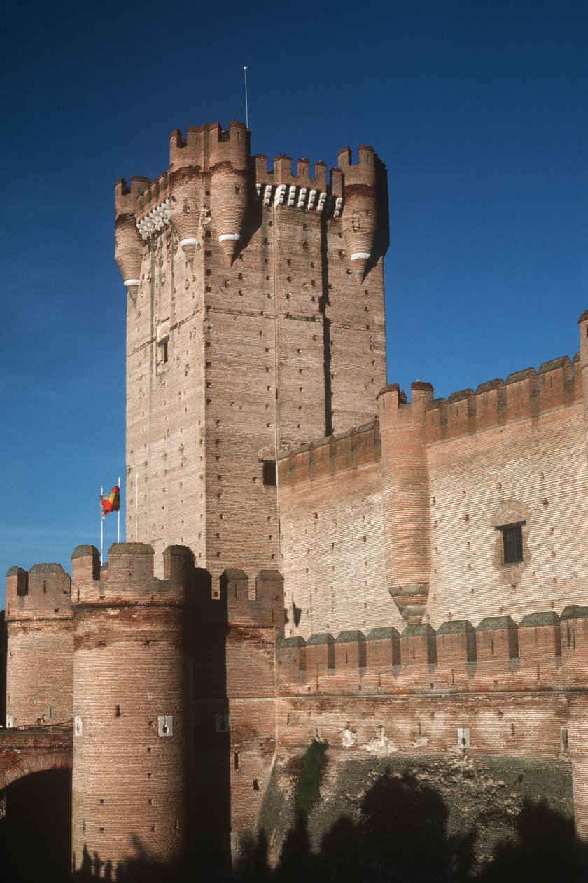 Vista do castelo, construído c.1453 de Spanish School