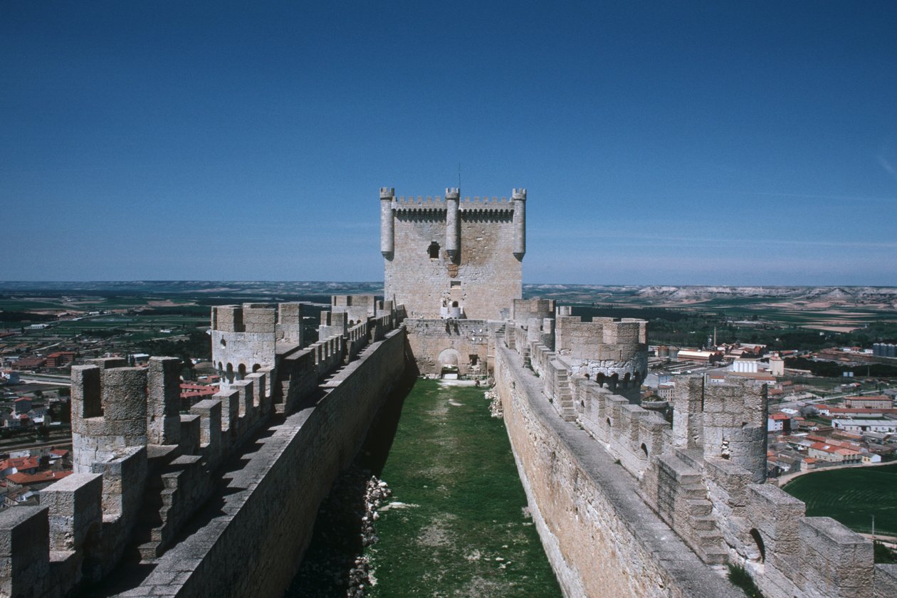Vista das muralhas do castelo e manter de Spanish School