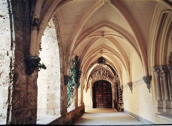 Vista do claustro do mosteiro, fundado em 1194 e mudado para o seu local atual em 1218 de Spanish School