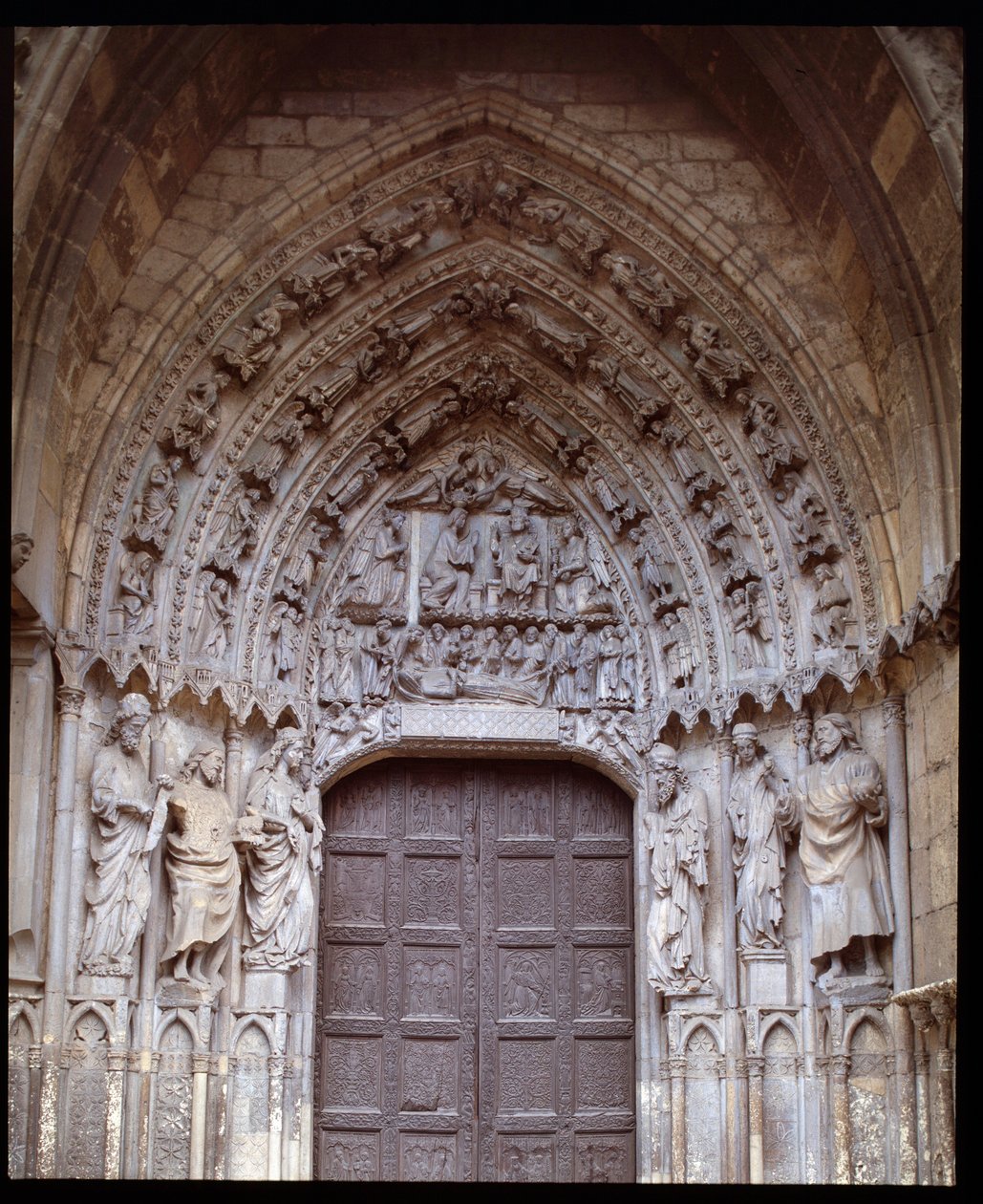 Vista do portal gótico de Spanish School