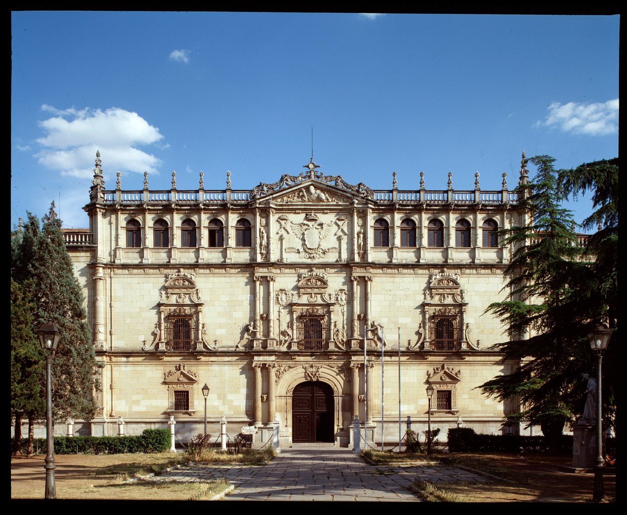 Vista da fachada plateresca da antiga Universidade de Alcalá de Spanish School