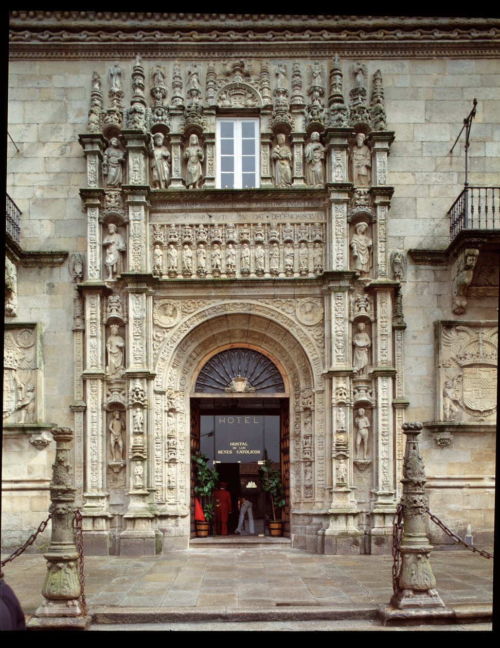 Vista do portal plateresco do hospital real de Spanish School