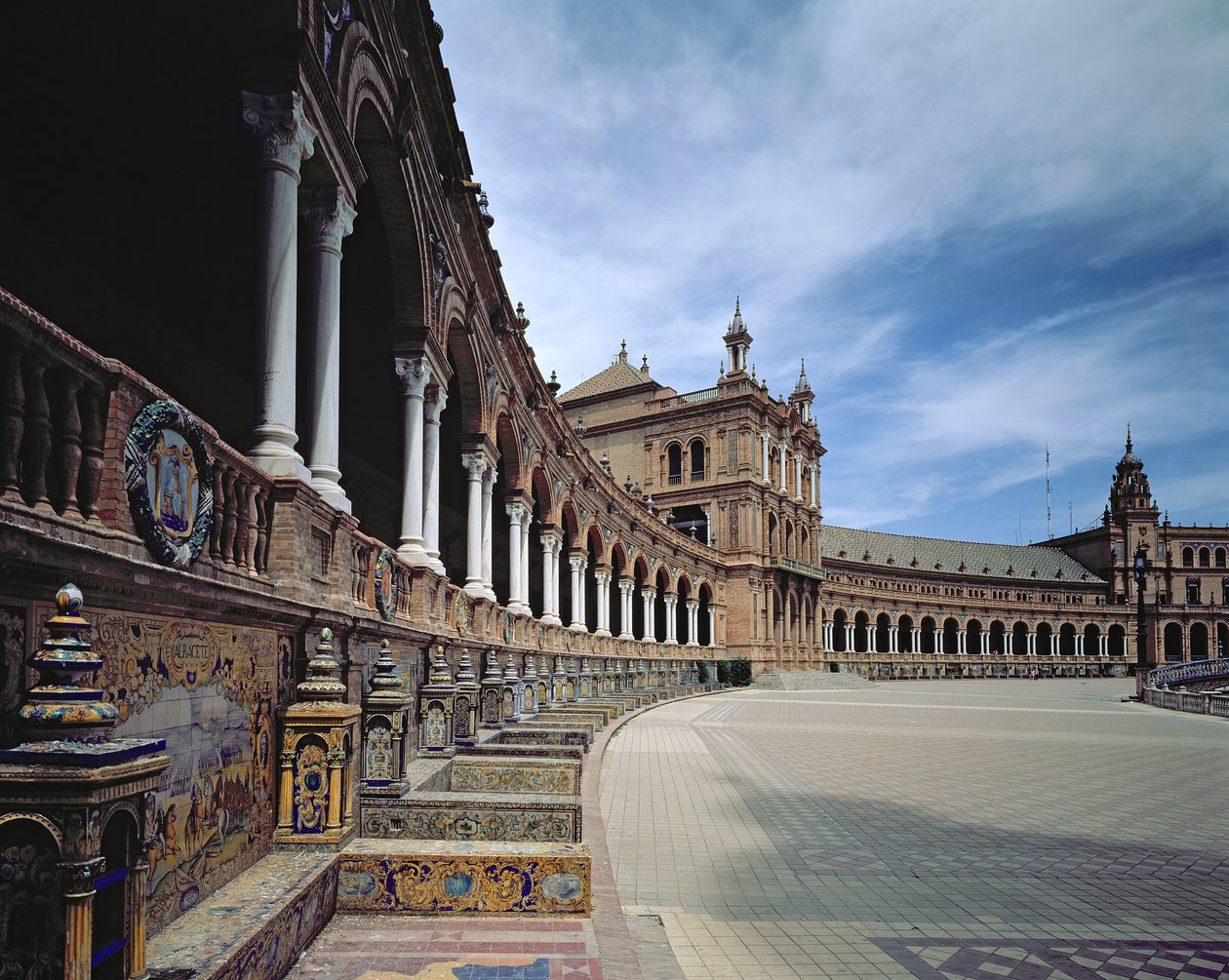 Vista da arcada semicircular, cada seção de azulejos e colunas representando uma província da Espanha, projetada por Aníbal González y Alvarez Osório (1876-1929) 1914-28 (ver também 203208) de Spanish School