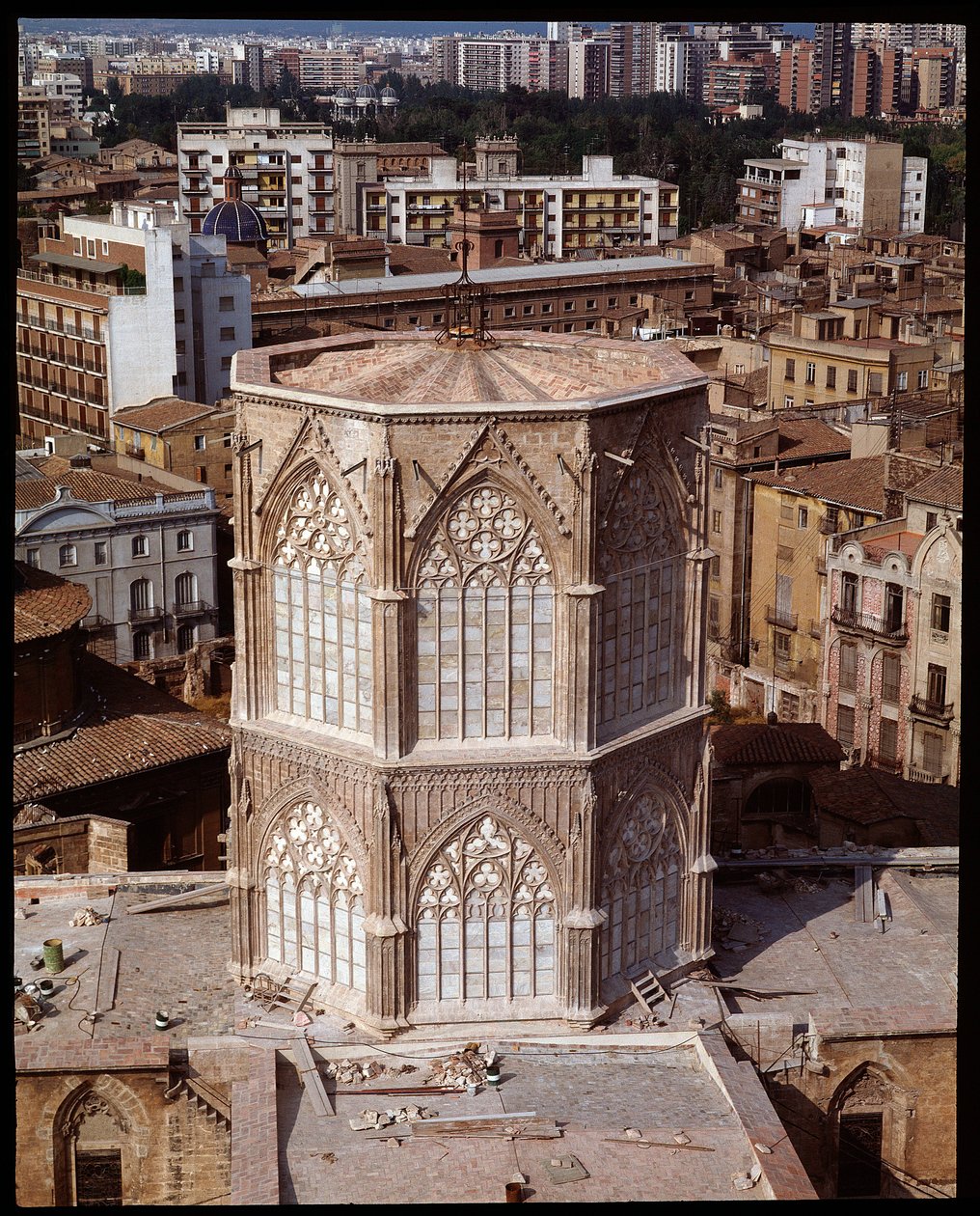 Vista da torre da catedral de Spanish School