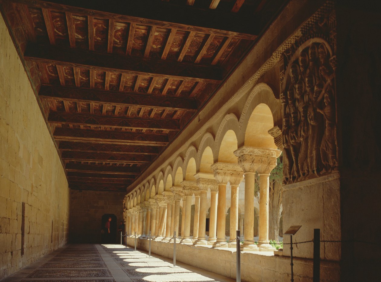 Vista para o sul ao longo da parede do claustro oeste de Spanish School