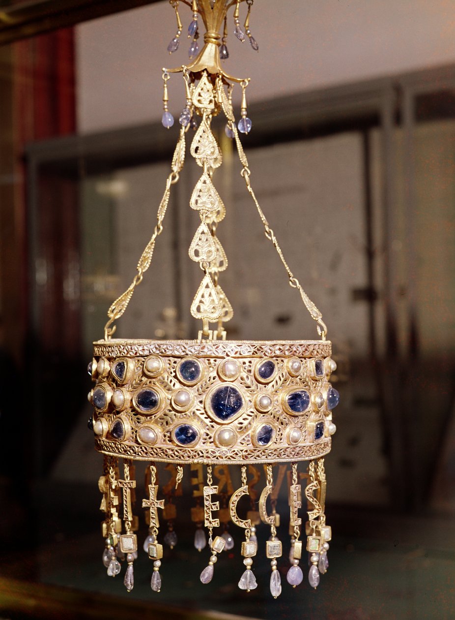 Coroa Votiva do Rei Recesvinto (r.652-72) do Tesouro de Guarrazar, c.670 (ouro, cristal de rocha, pérolas e safiras) de Spanish School