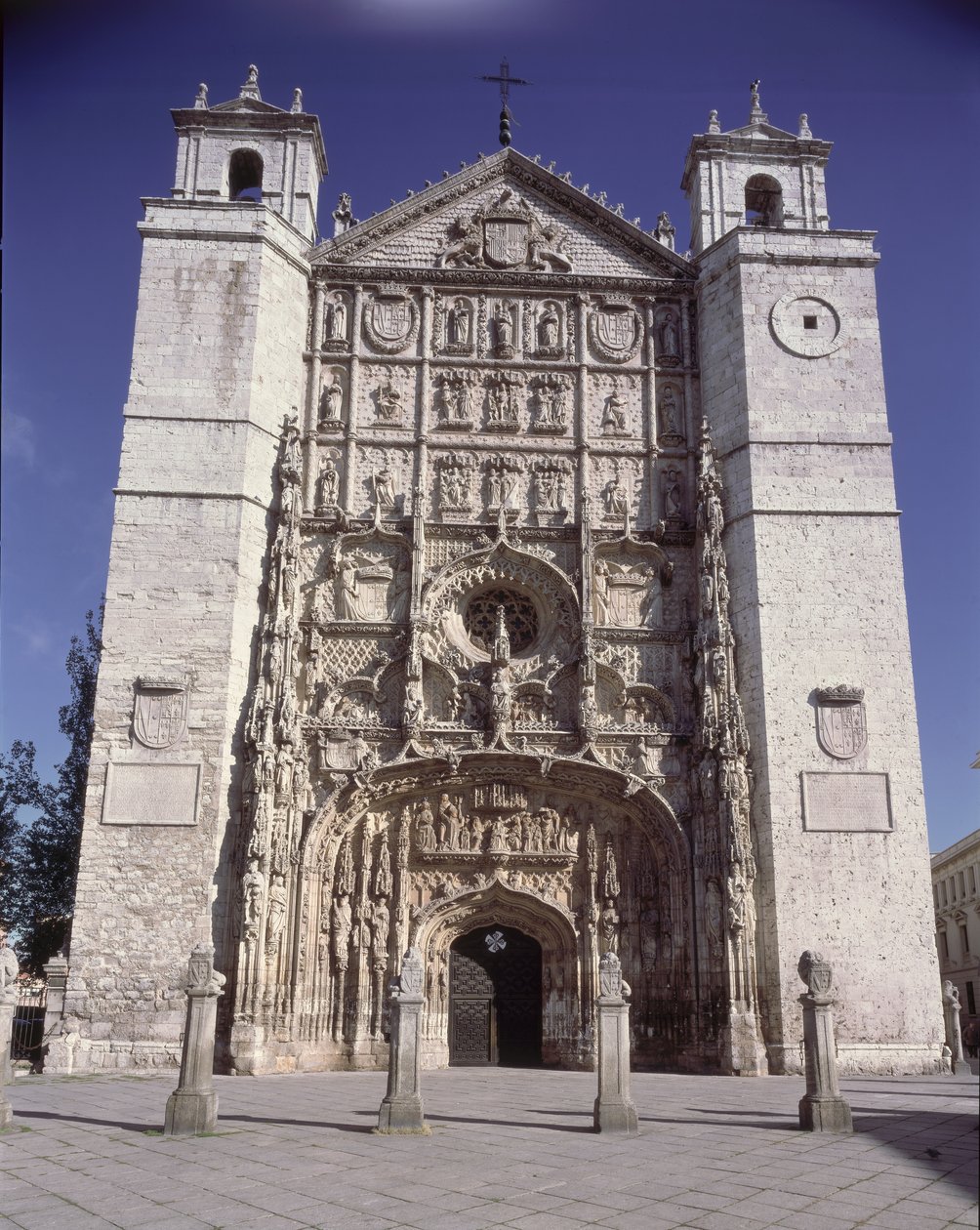 Fachada oeste da Igreja de San Pablo, construída do século XV-XVII de Spanish School