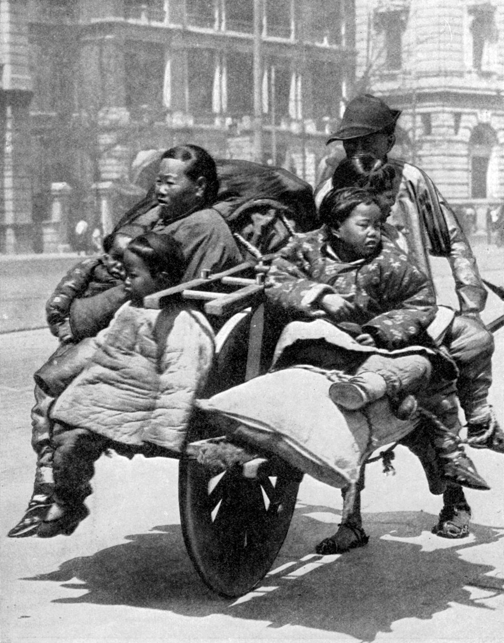Família chinesa em um carrinho, 1936. de Sport and General