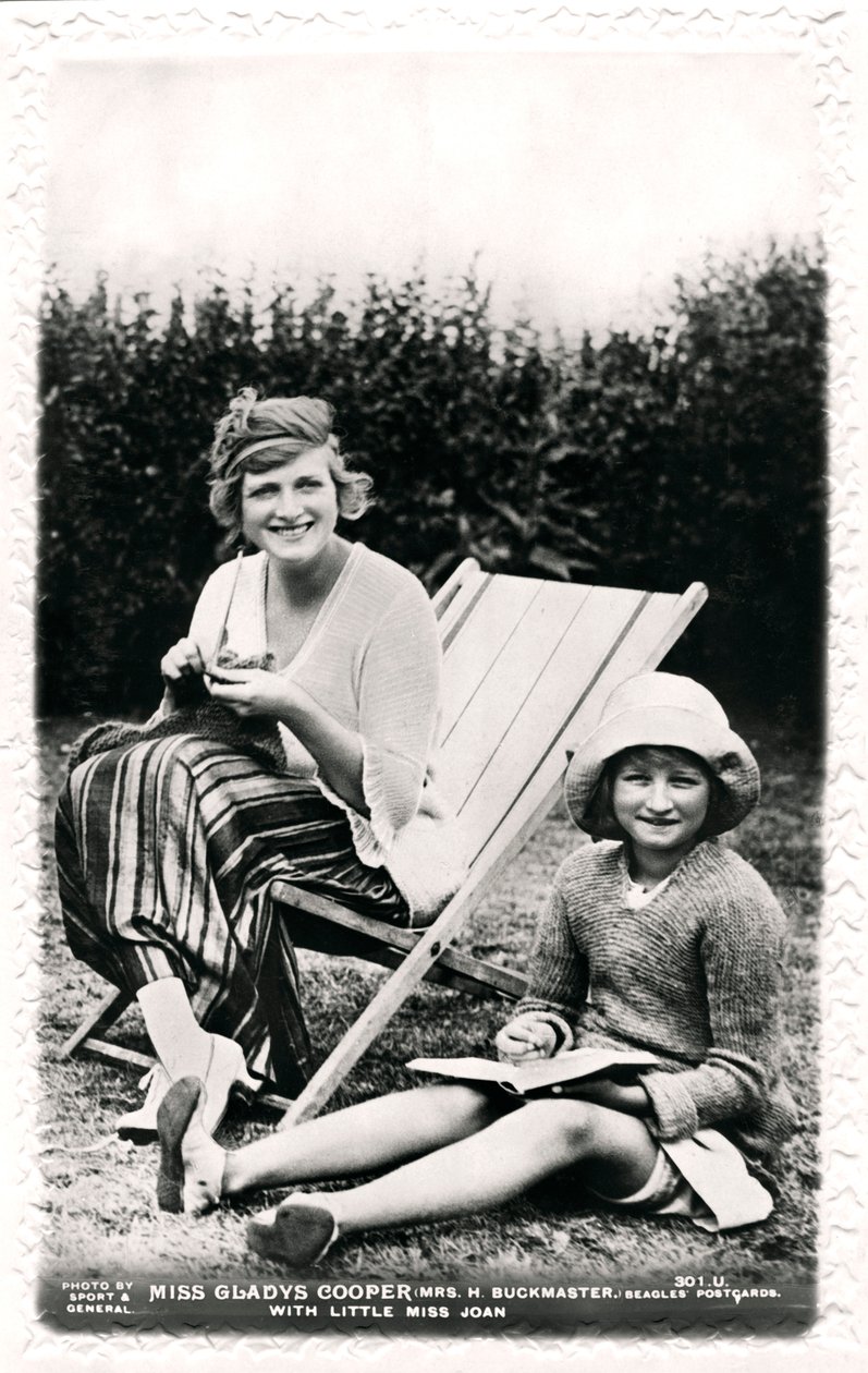 Gladys Cooper 1888-1971, atriz inglesa, com sua filha Joan, no início do século XX. de Sport and General