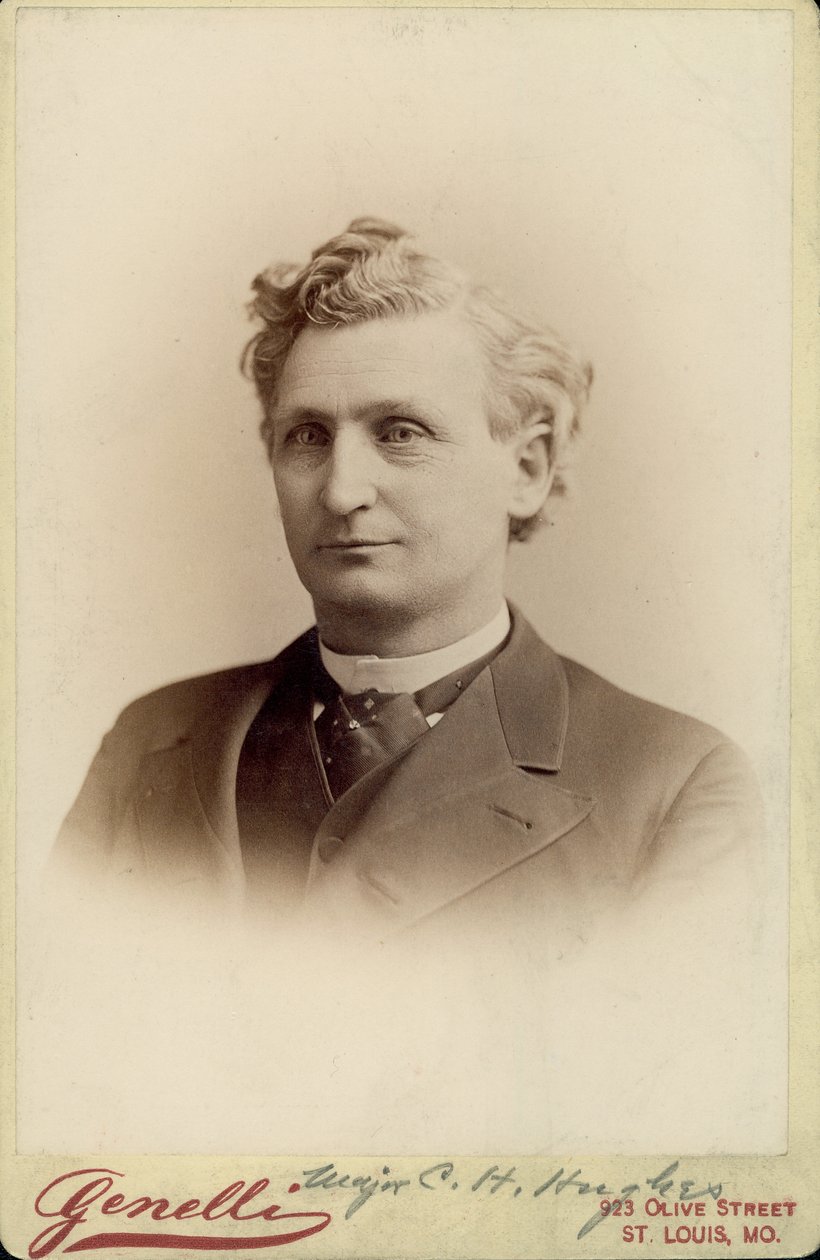 Retrato de busto do Dr. Charles Hamilton Hughes vestindo um terno de St. Louis Genelli