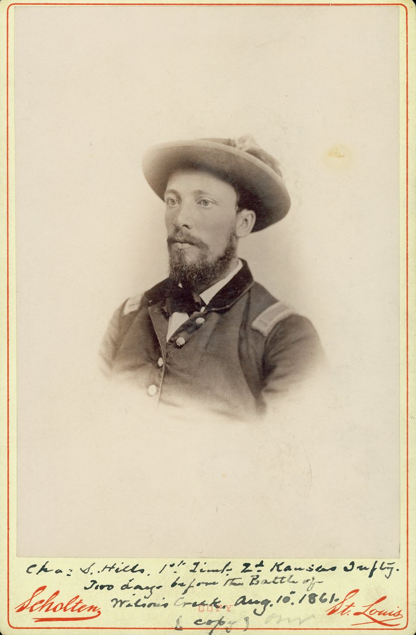 Busto retrato do tenente-coronel Charles S. Hills no uniforme e um chapéu e virou para a esquerda de St. Louis Scholten