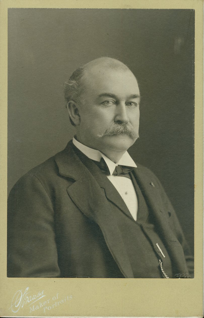 Busto retrato de Horatio D. Wood vestindo um terno, colete e gravata borboleta e virou para a direita. de St. Louis Strauss