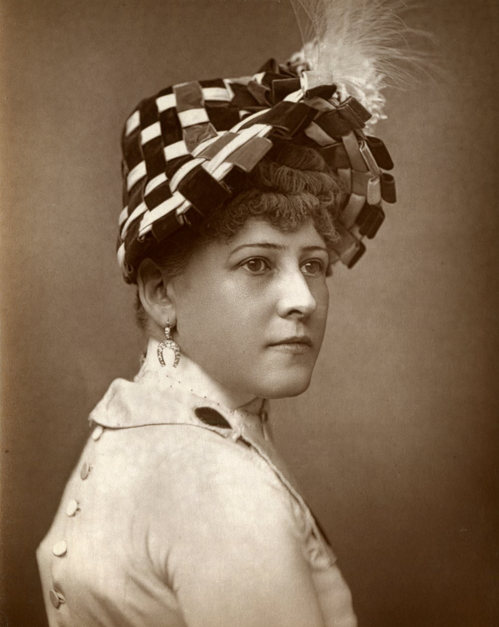 Kate Munroe, atriz, 1883 de St James